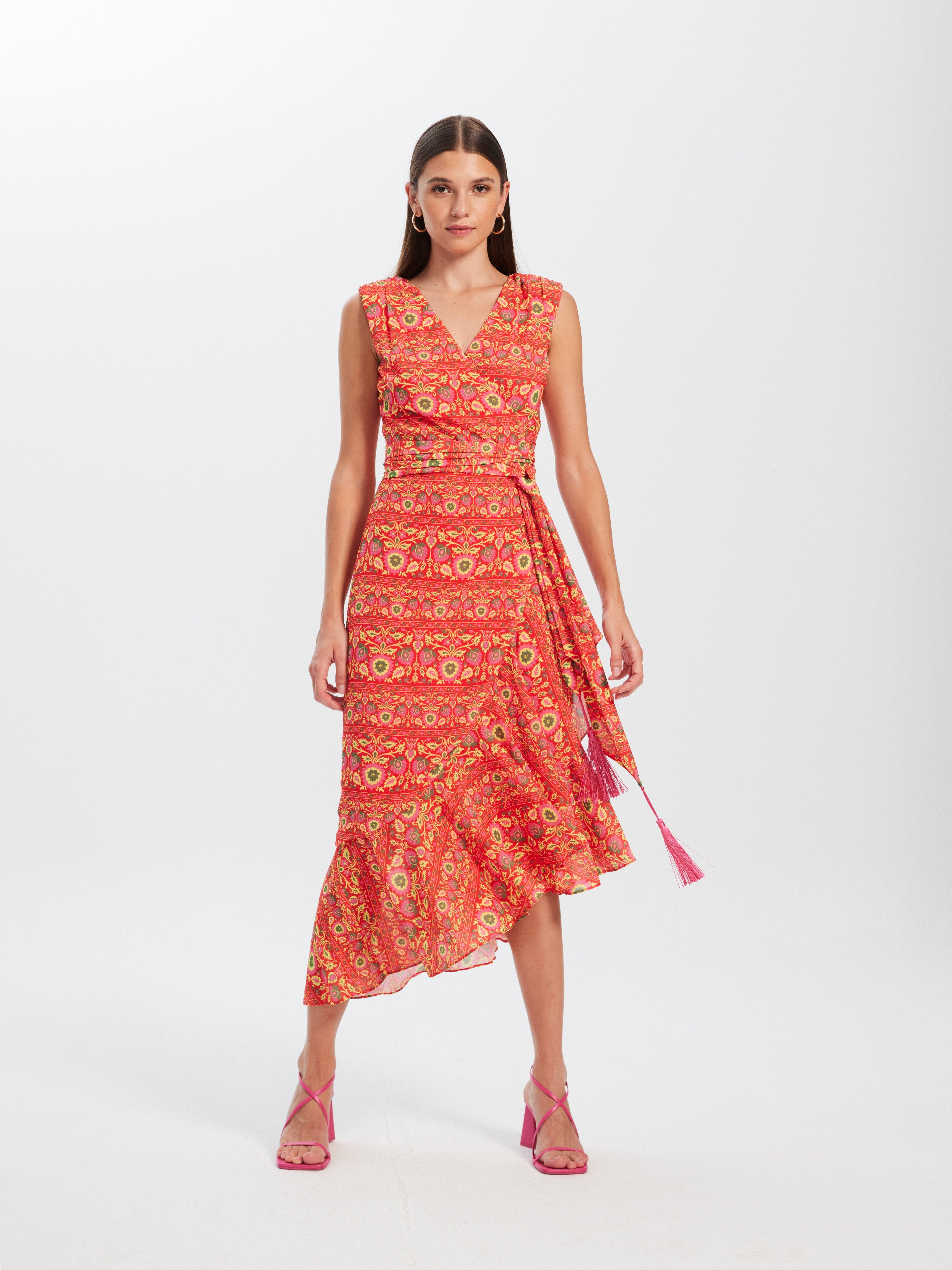 mioh | ISABEL SPRING - Vestido wrap midi invitada boda, fiesta y evento. Vestido de fiesta envolvente sin mangas en tejido estampado para ser la invitada de boda perfecta esta temporada Primavera Verano 2023. Los vestidos de invitada envolventes (wrap) son la seña de identidad de la marca MIOH y pura tendencia SS23. MIOH marca española de vestidos de invitada de boda y fiesta.