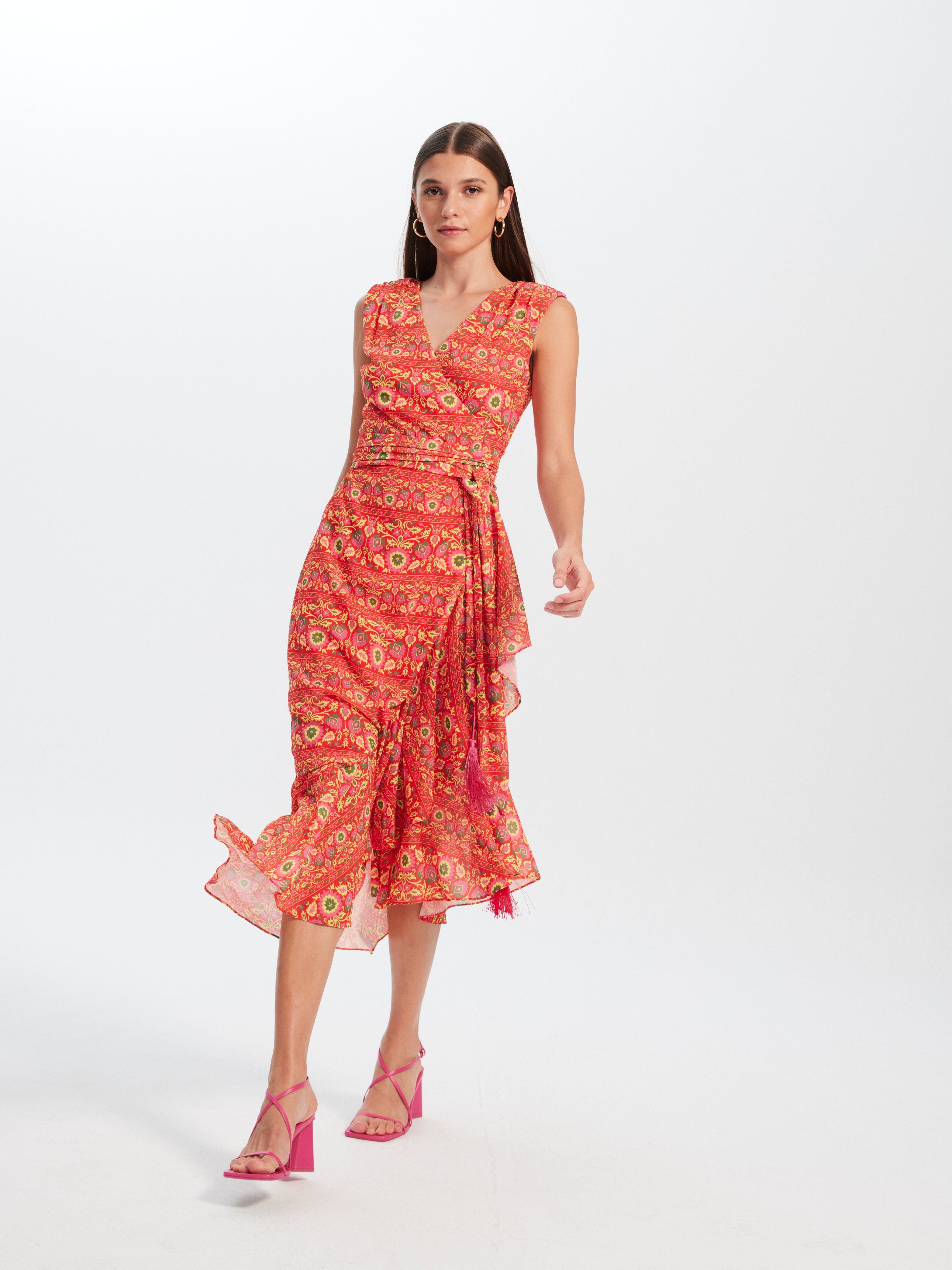 mioh | ISABEL SPRING - Vestido wrap midi invitada boda, fiesta y evento. Vestido de fiesta envolvente sin mangas en tejido estampado para ser la invitada de boda perfecta esta temporada Primavera Verano 2023. Los vestidos de invitada envolventes (wrap) son la seña de identidad de la marca MIOH y pura tendencia SS23. MIOH marca española de vestidos de invitada de boda y fiesta.