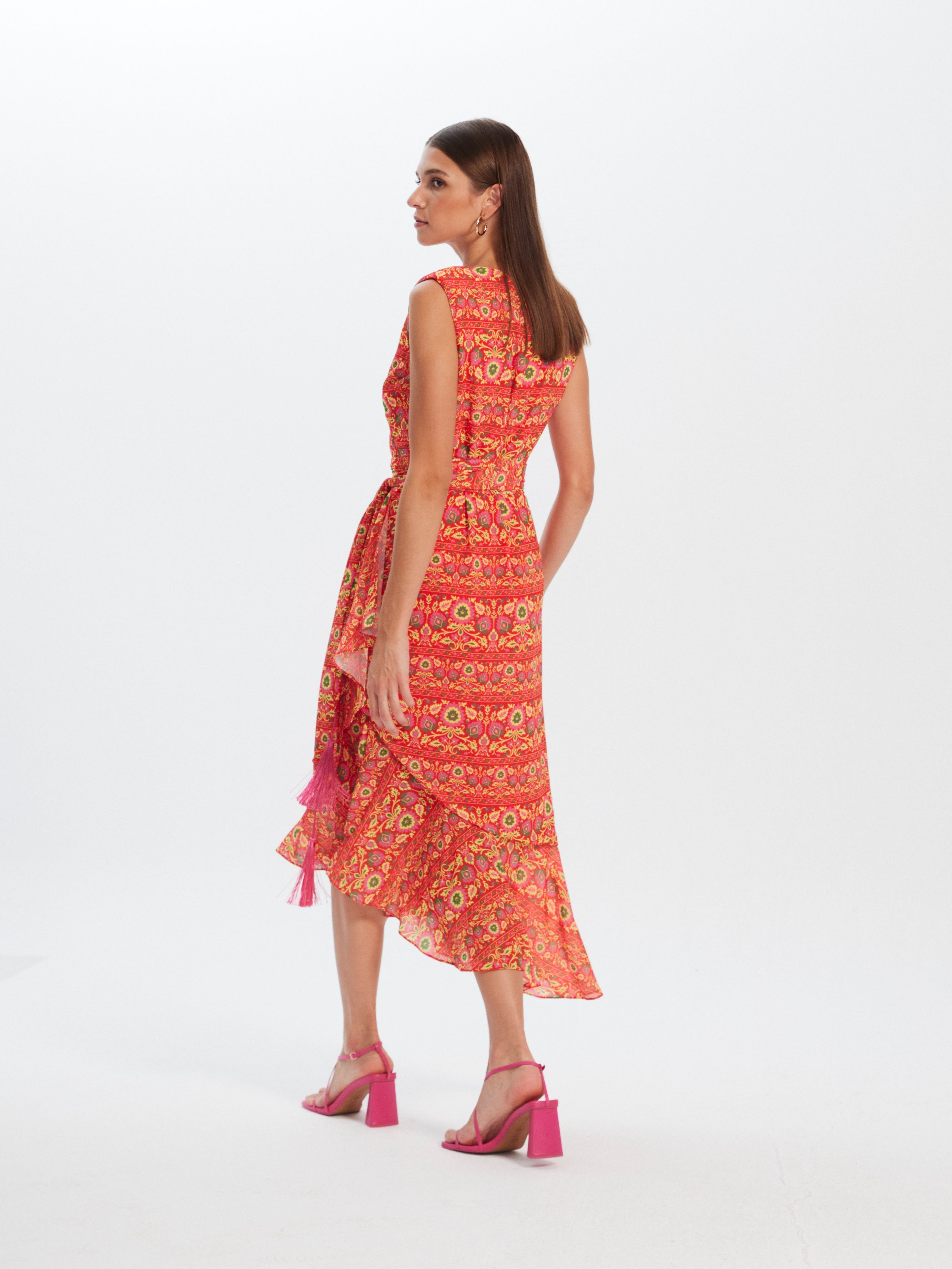 mioh | ISABEL SPRING - Vestido wrap midi invitada boda, fiesta y evento. Vestido de fiesta envolvente sin mangas en tejido estampado para ser la invitada de boda perfecta esta temporada Primavera Verano 2023. Los vestidos de invitada envolventes (wrap) son la seña de identidad de la marca MIOH y pura tendencia SS23. MIOH marca española de vestidos de invitada de boda y fiesta.
