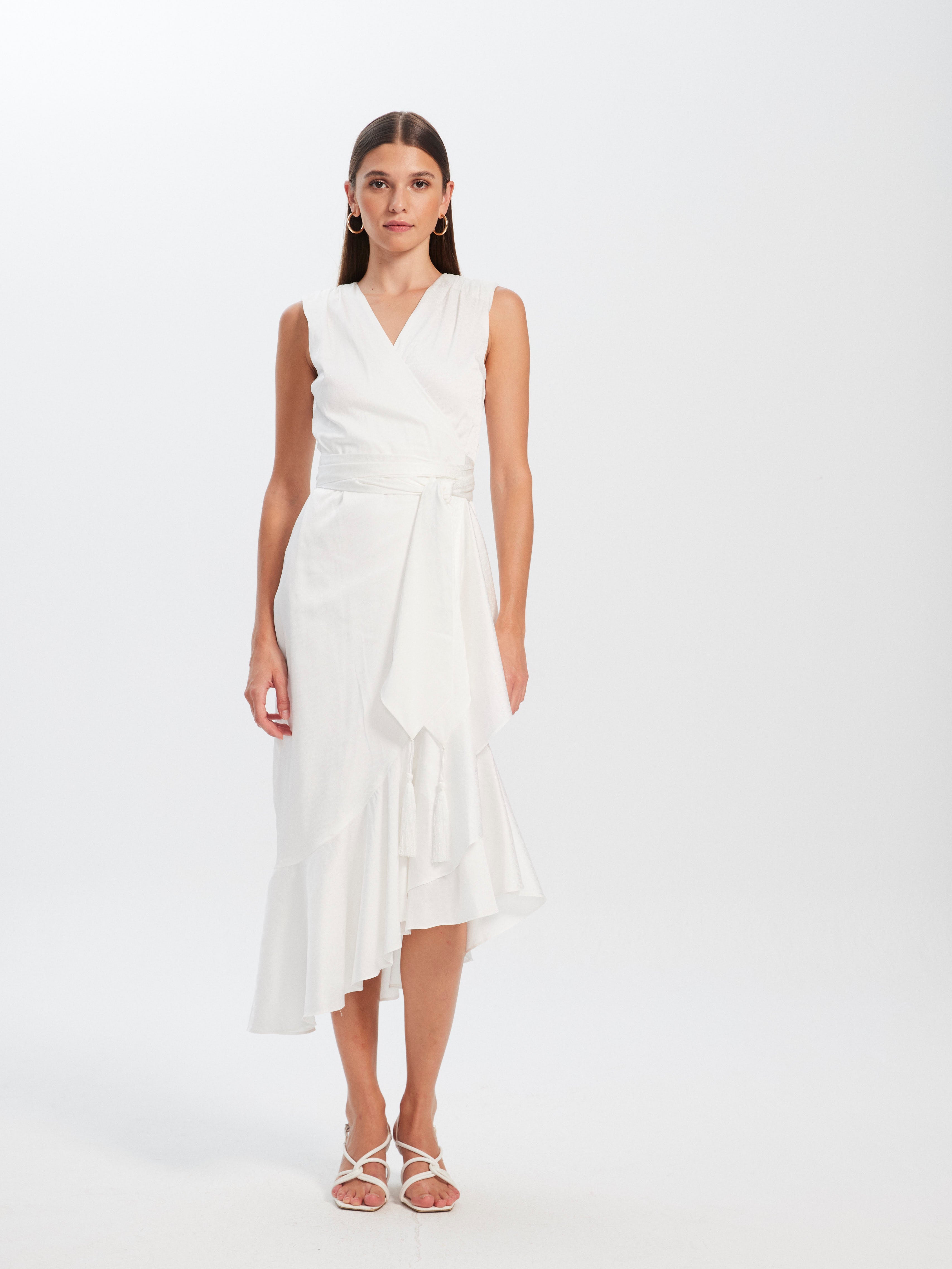mioh | ISABEL WHITE - Vestido de NOVIA envolvente sin mangas en jacquard blaco temporada Primavera Verano 2023. Los vestidos en jacquard blanco son una opción perfecta para novias un poco más informales o sin grandes presupuestos. También son vestidos perfectos para fiestas de blanco. MIOH marca española de vestidos de novia y fiesta.
