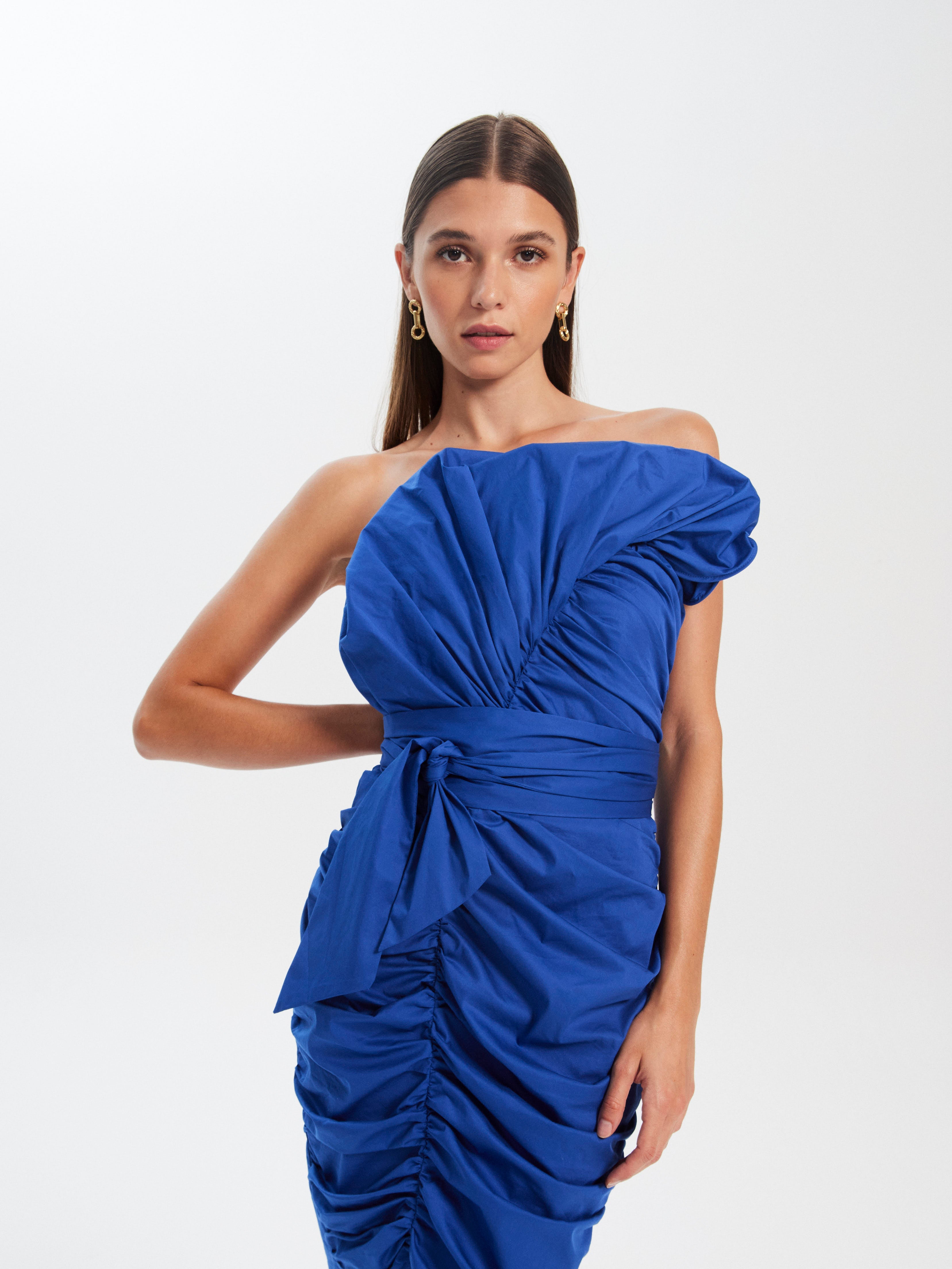 mioh | MARCELA BLUE - Vestido largo midi invitada boda, fiesta y evento. Vestido midi de invitada de boda en popelín azul. Cuerpo drapeado y volúmenes con alambre para ser la invitada de boda perfecta esta temporada Primavera Verano 2023. Los vestidos con formas y volúmenes son tendencia SS23 y una de las señas de MIOH, la marca española de vestidos de invitada de boda y fiesta de moda.