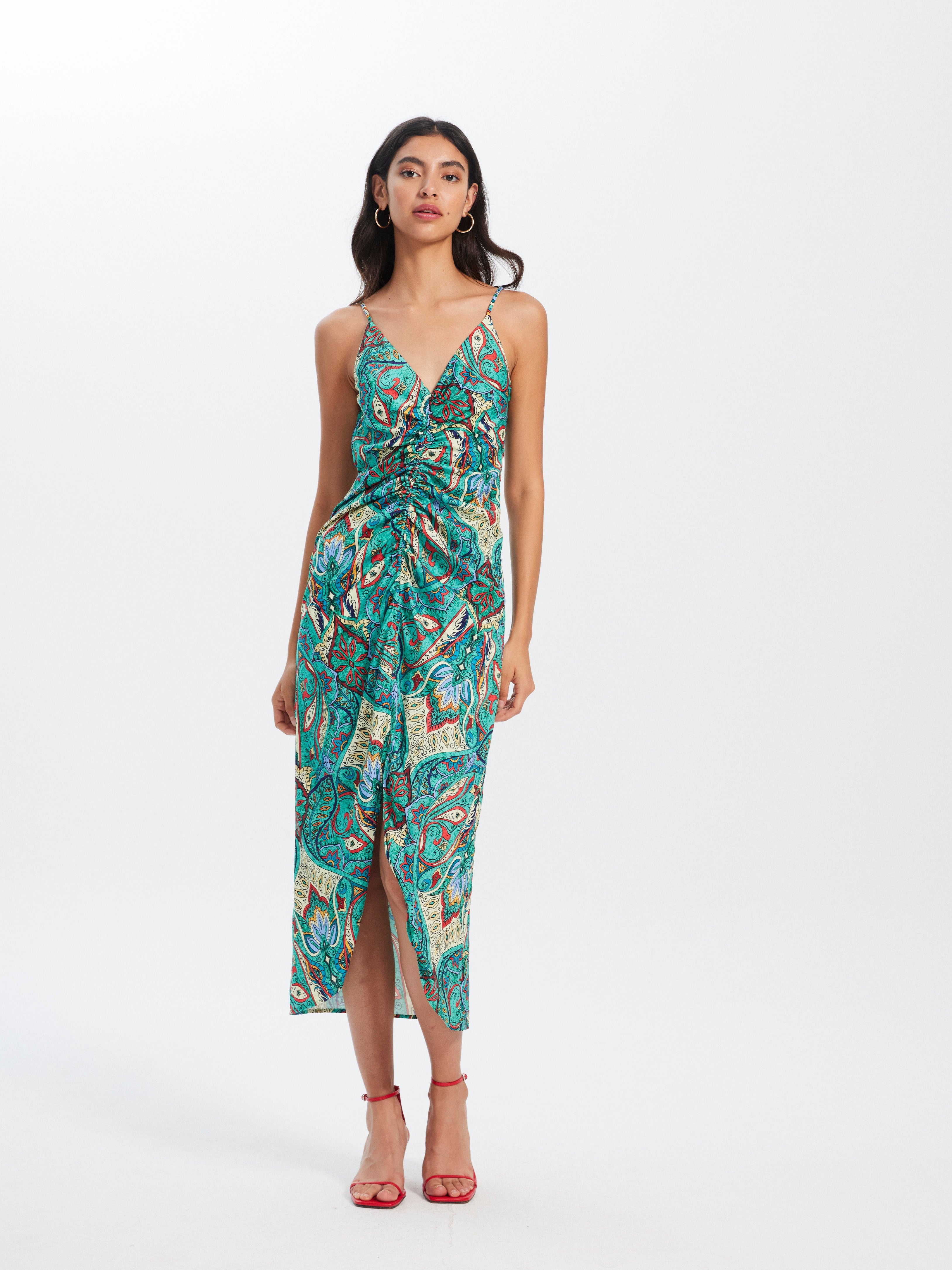 mioh | MATILDE BOHEME - Vestido largo midi invitada boda, fiesta y evento, nuestro vestido midi tirantes fruncido cordón estampado de fiesta para ser la invitada de boda perfecta esta temporada Primavera Verano 23. Pura tendencia SS23. MIOH marca española invitada