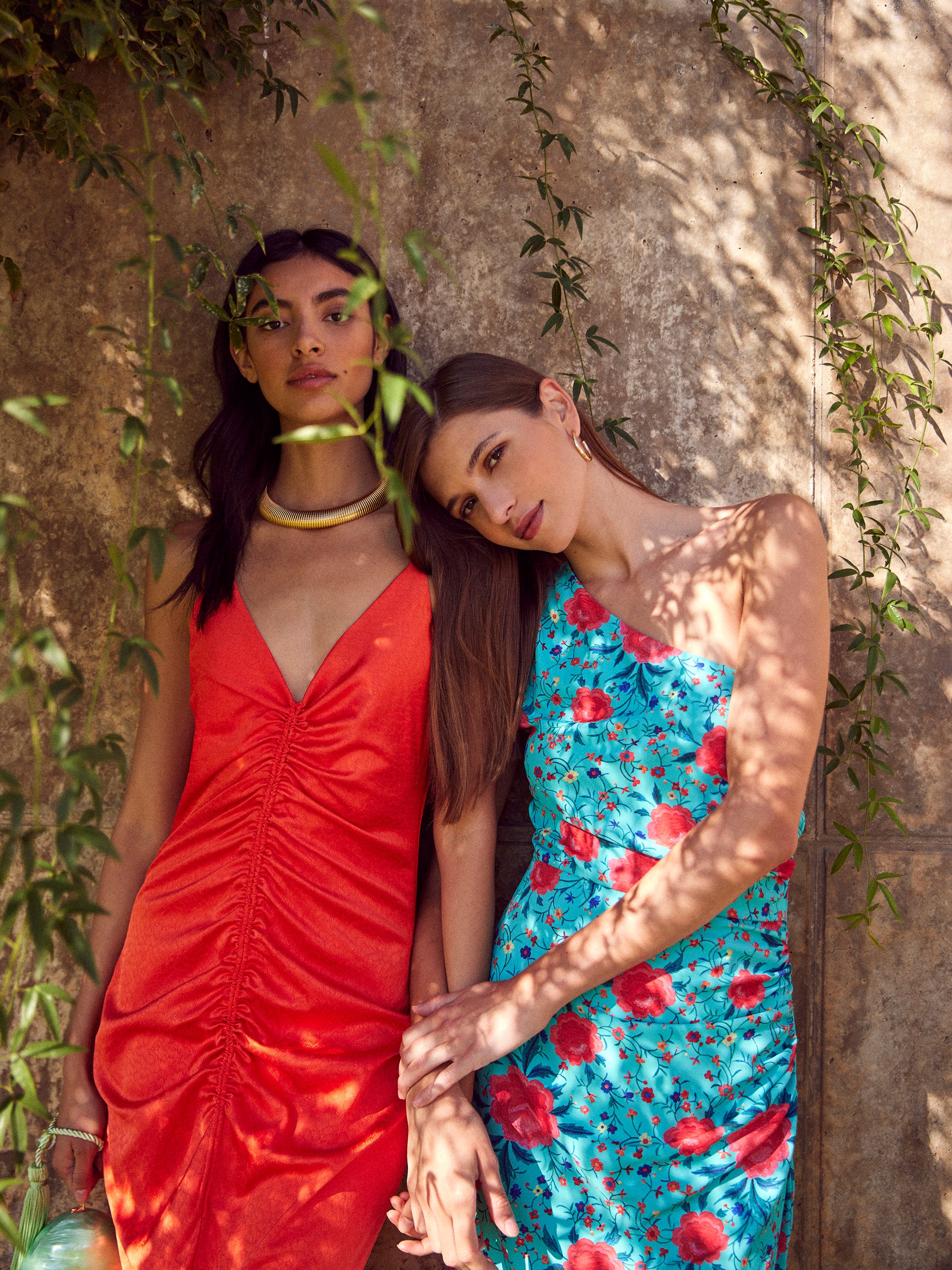 mioh | MATILDE ORANGE - Vestido largo midi invitada boda, fiesta y evento, nuestro vestido midi tirantes fruncido cordón jacquard naranja de fiesta para ser la invitada de boda perfecta esta temporada Primavera Verano 23. Pura tendencia SS23. MIOH marca española invitada