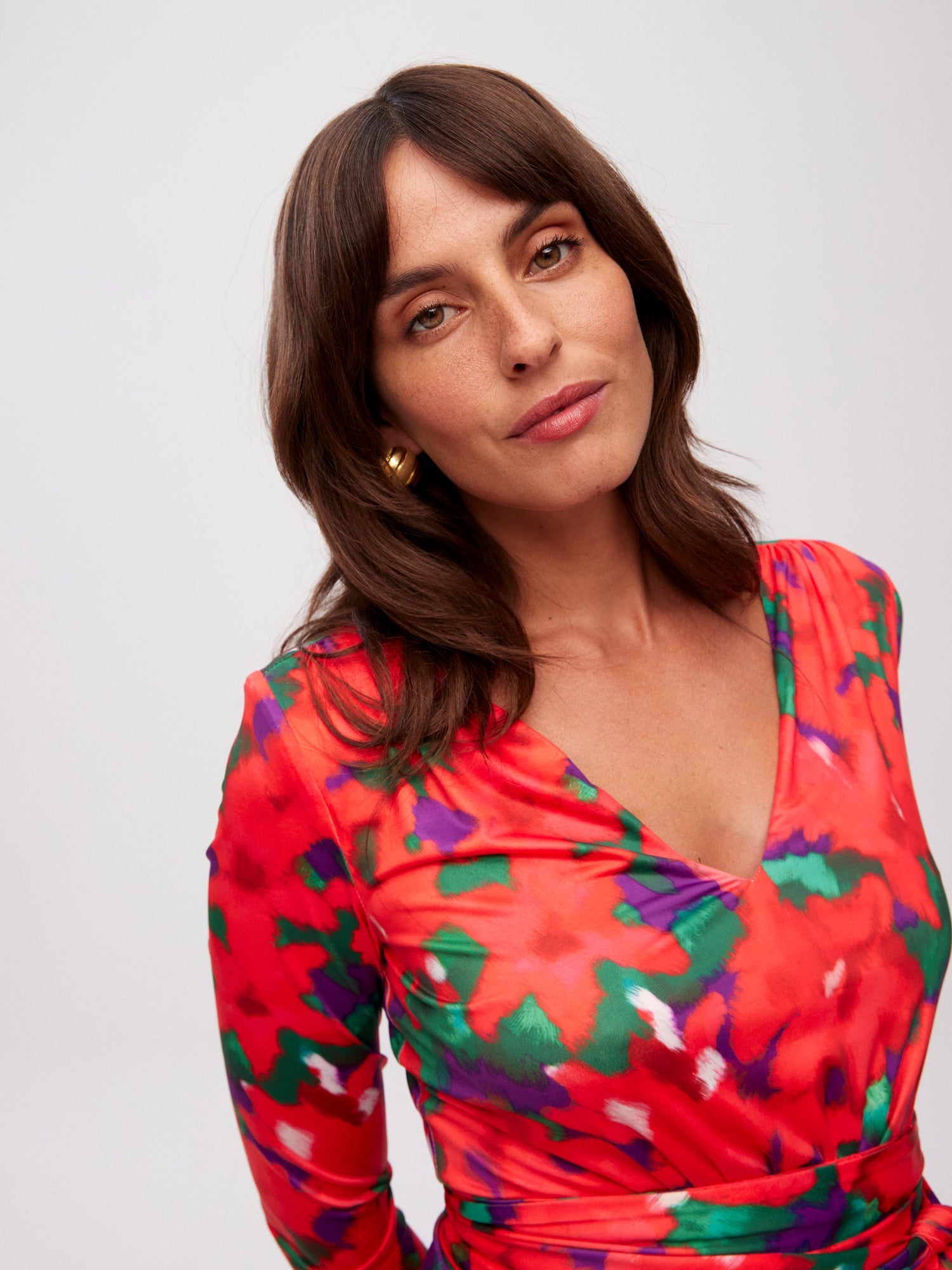 mioh | SANSONE FLOWERS - Vestido corto drapeado lazo manga larga print flores para invitada de boda, fiesta y evento. Tendencia vestidos invitada Primavera Verano 2024. MIOH la marca española de vestidos más de moda