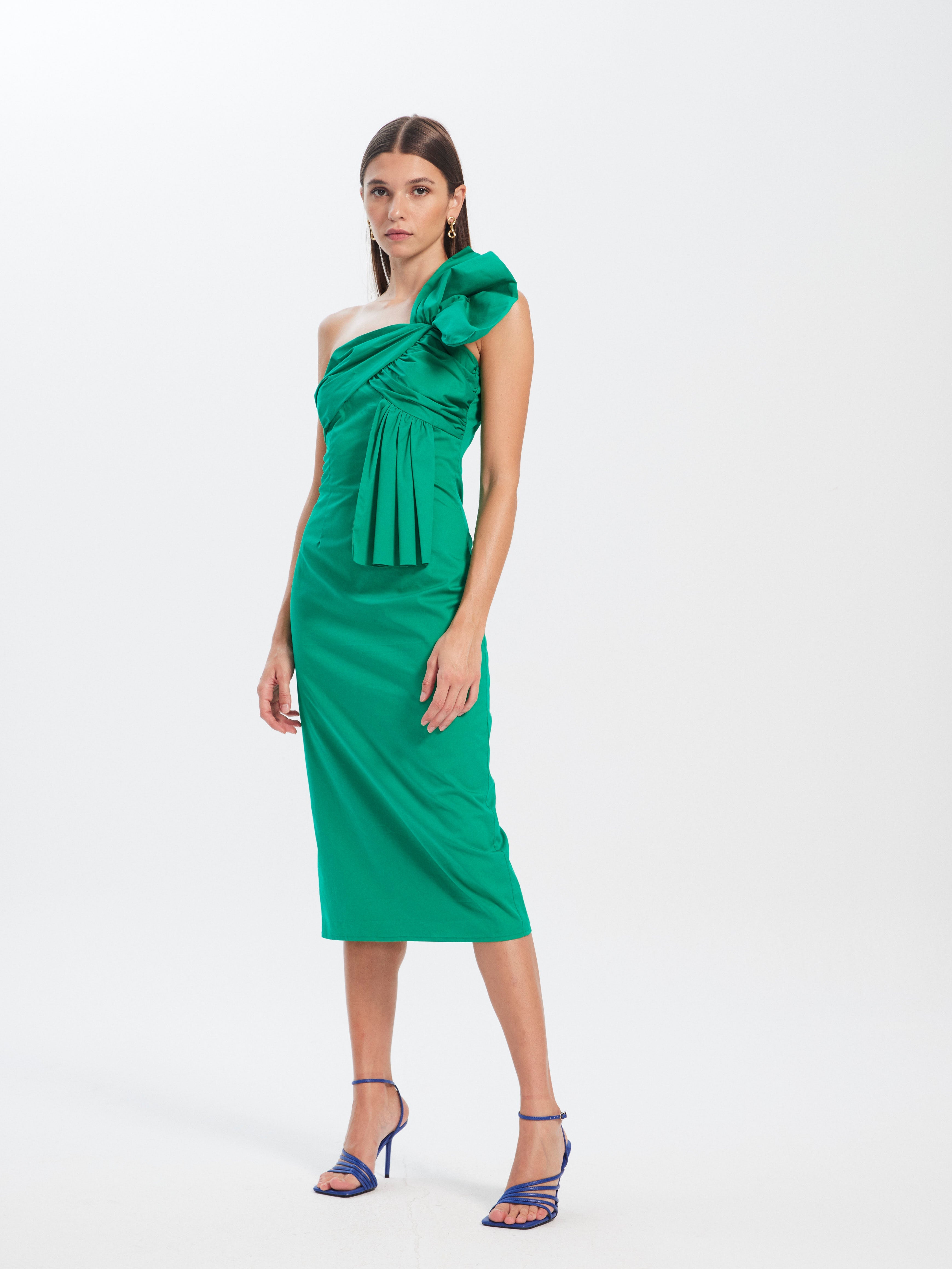 mioh | TERESA GREEN - Vestido largo midi invitada boda, fiesta y evento. Vestido midi de fiesta en popelín verde, con escote lazo para ser la invitada de boda perfecta esta temporada Primavera Verano 2023. Los vestidos con volúmenes estructurados en algodón y popelín son pura tendencia SS23. Para invitadas sencillas pero elegantes. MIOH marca española de vestidos de invitada de boda y fiesta
