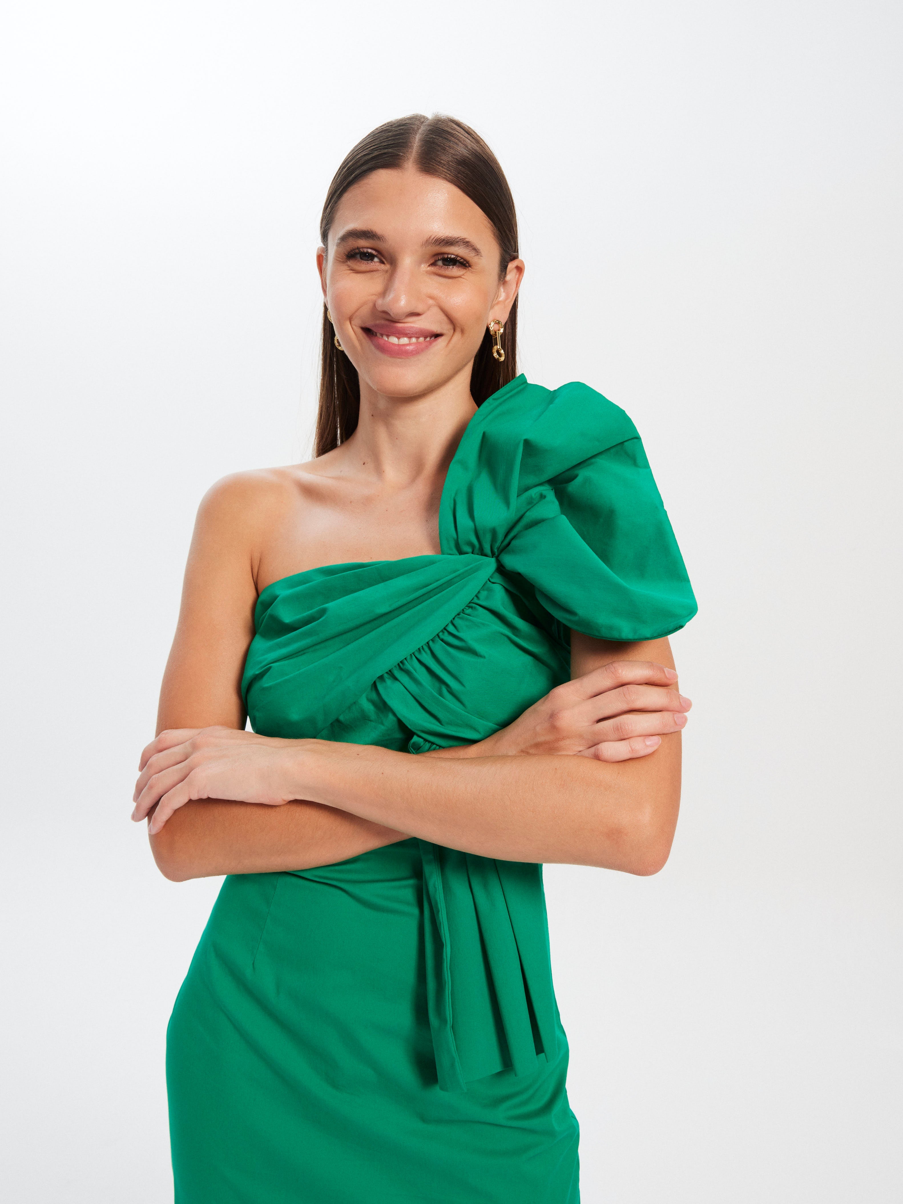 mioh | TERESA GREEN - Vestido largo midi invitada boda, fiesta y evento. Vestido midi de fiesta en popelín verde, con escote lazo para ser la invitada de boda perfecta esta temporada Primavera Verano 2023. Los vestidos con volúmenes estructurados en algodón y popelín son pura tendencia SS23. Para invitadas sencillas pero elegantes. MIOH marca española de vestidos de invitada de boda y fiesta