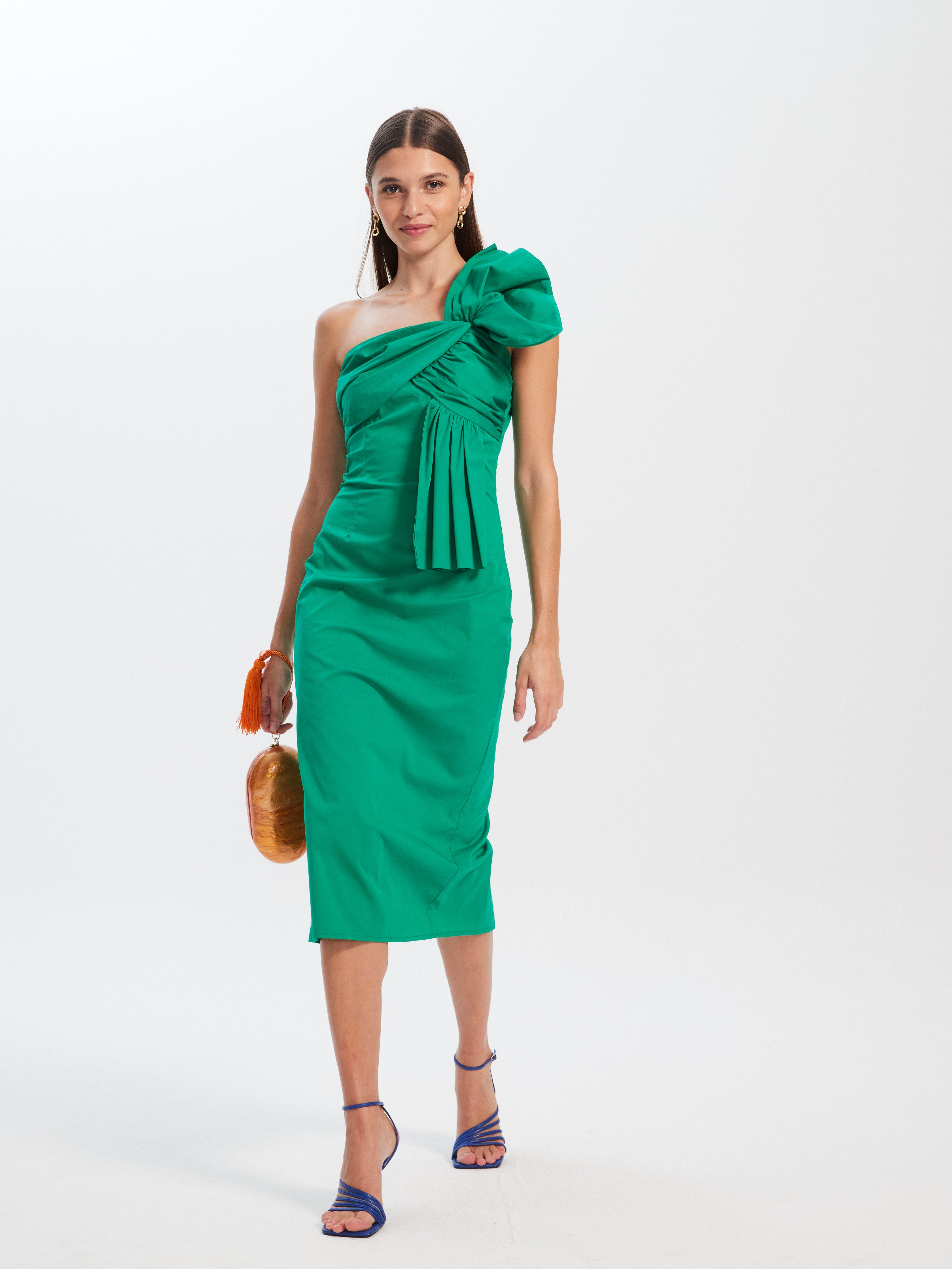 mioh | TERESA GREEN - Vestido largo midi invitada boda, fiesta y evento. Vestido midi de fiesta en popelín verde, con escote lazo para ser la invitada de boda perfecta esta temporada Primavera Verano 2023. Los vestidos con volúmenes estructurados en algodón y popelín son pura tendencia SS23. Para invitadas sencillas pero elegantes. MIOH marca española de vestidos de invitada de boda y fiesta